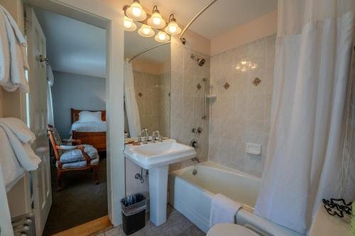 Gale River House Boutique Hotel — Bathroom