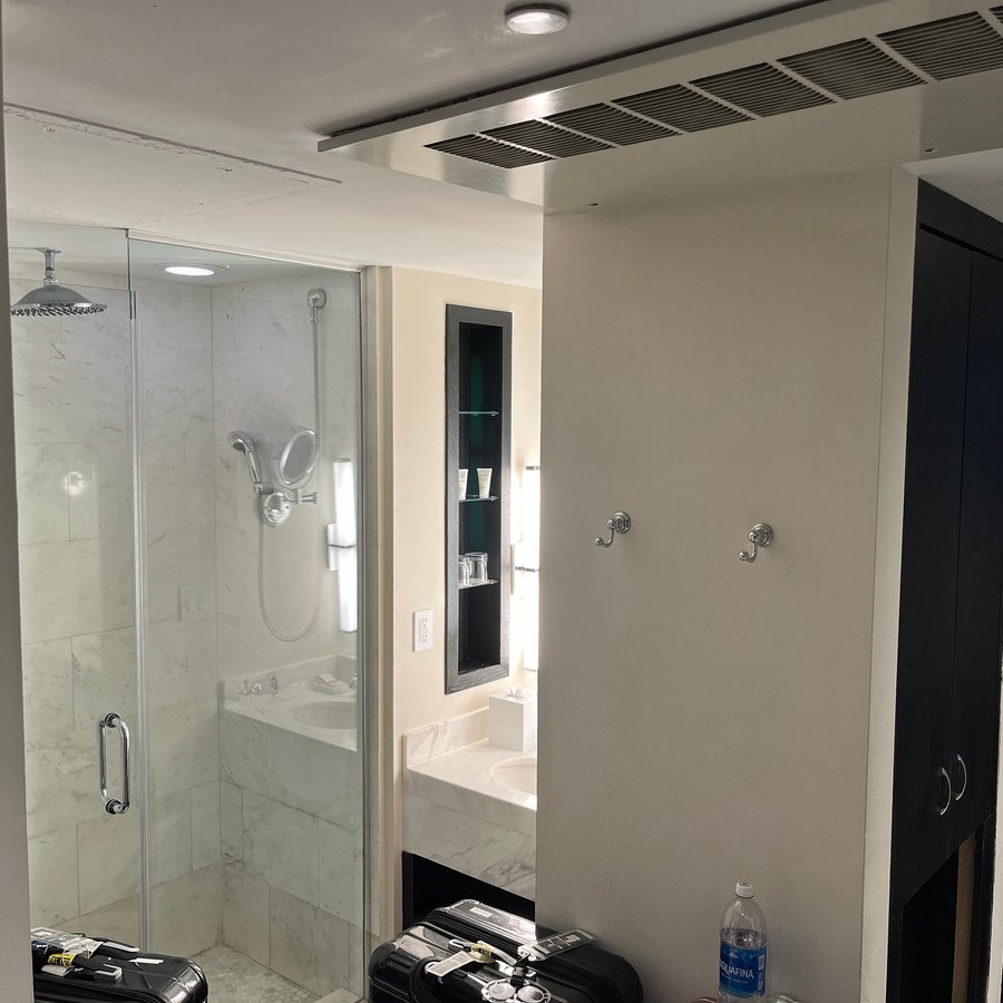 Gale South Beach Curio Collection by Hilton — Bathroom
