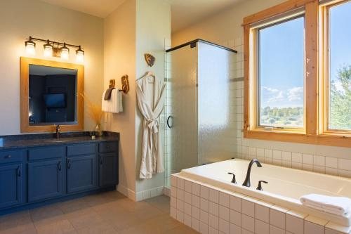 Gallatin River Lodge — Bathroom