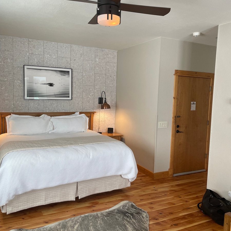Gallatin River Lodge — Guest room
