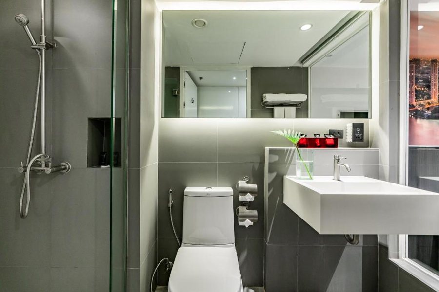 Galleria 10 Bangkok Hotel By Compass Hospitality — Bathroom