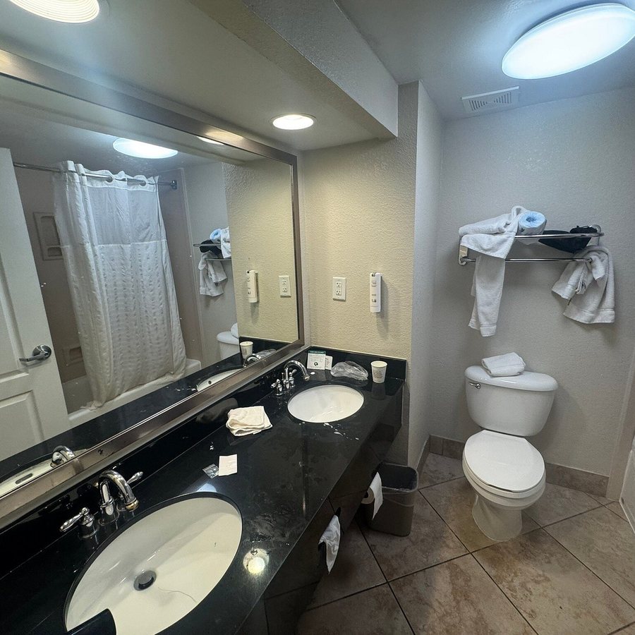 Galleria Palms Hotel — Bathroom
