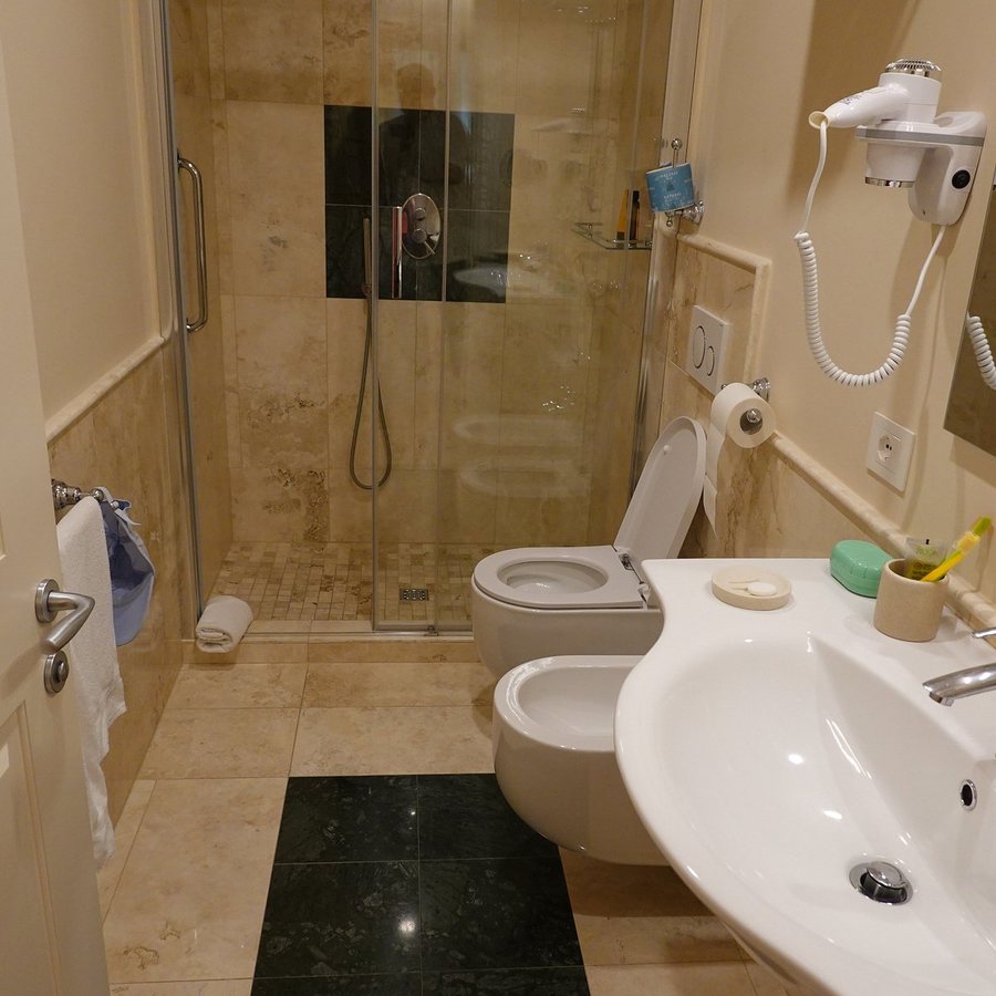 Gallery Hotel Art — Bathroom