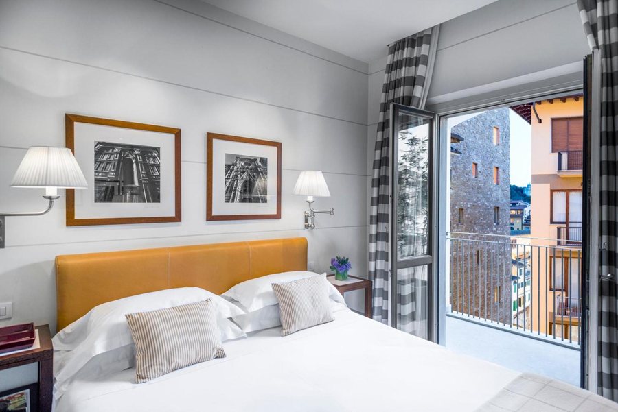Gallery Hotel Art — Guest room