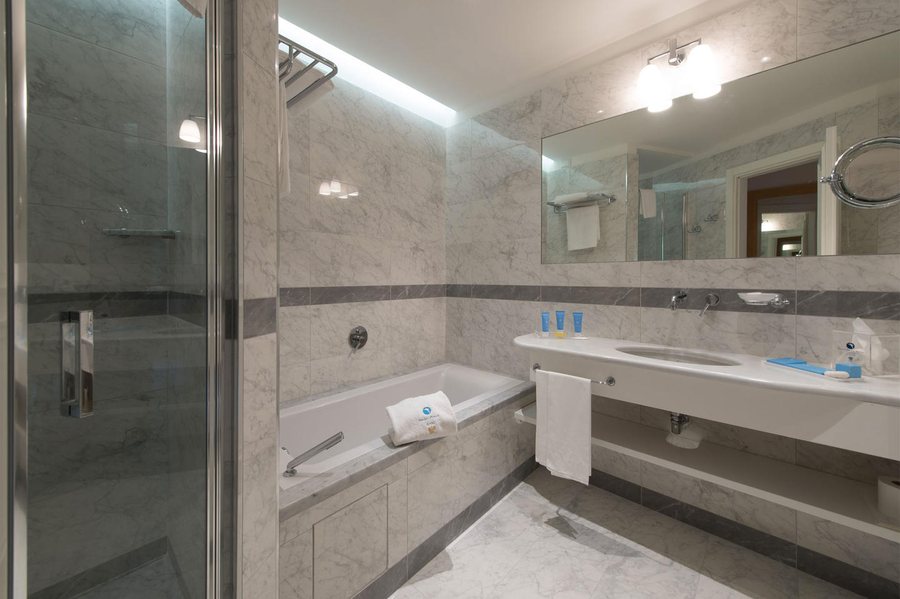 Gallia Palace Beach Golf Spa Resort — Bathroom