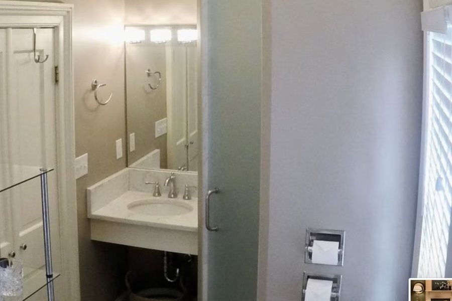 Galloway House Inn — Bathroom