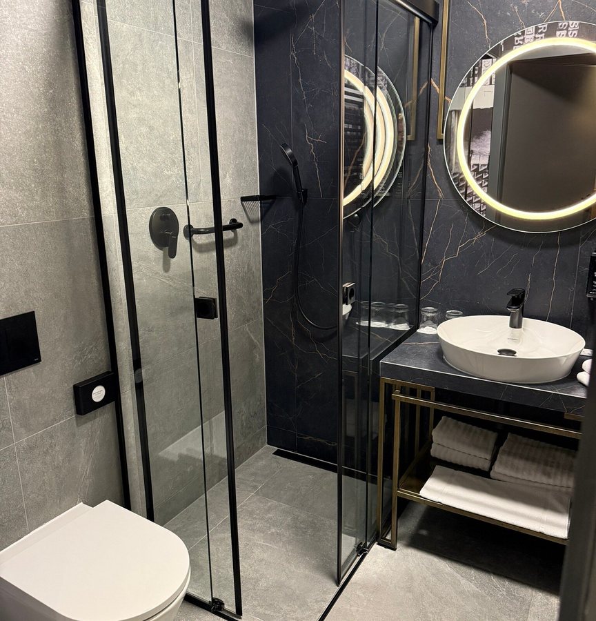 Garamond A Tribute Portfolio Hotel — Bathroom