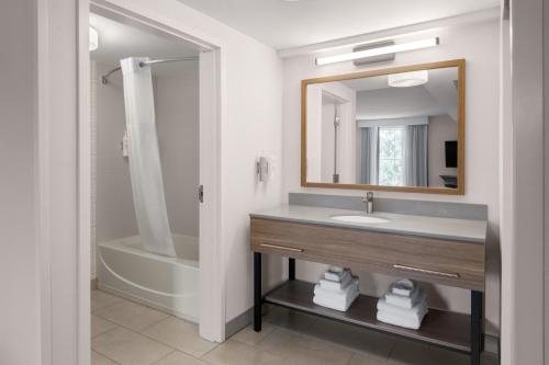 Garden City Inn — Bathroom