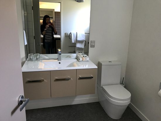 Garden Court Suites Apartments — Bathroom