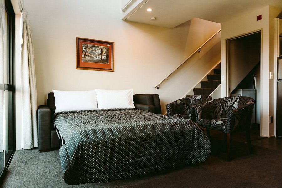 Garden Court Suites Apartments — Guest room