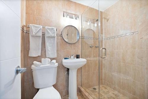 Garden Hotel Miami Airport Trademark Collection by Wyndham — Bathroom