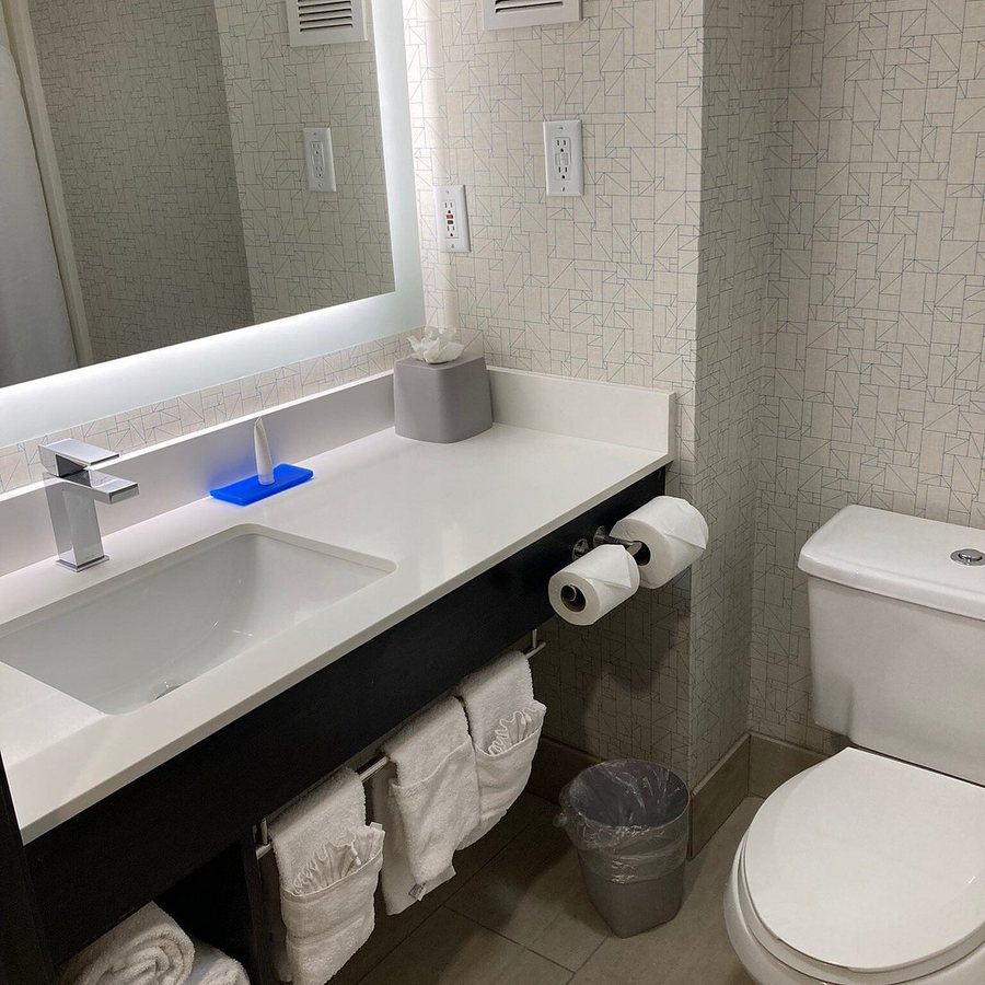 Garden Inn Suites Oakland Airport — Bathroom