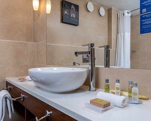 Garden Palace — Bathroom