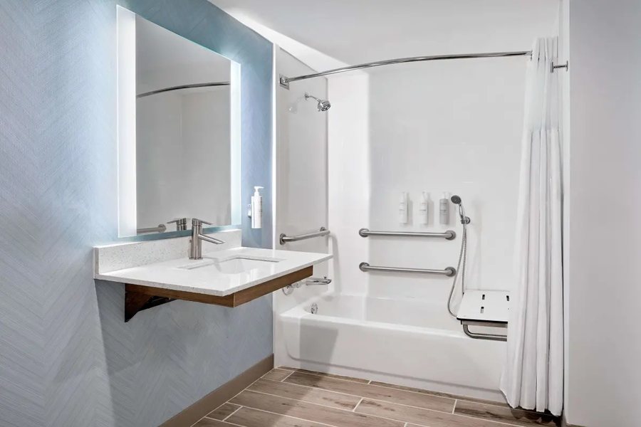 Garden Suites Hotel Resort Los Angeles California — Bathroom