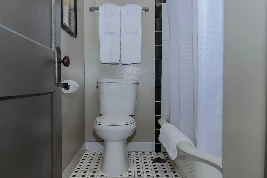 Gardner Hotel — Bathroom