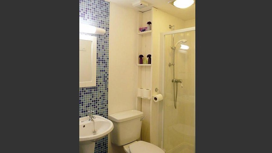 Garfield Guest House — Bathroom