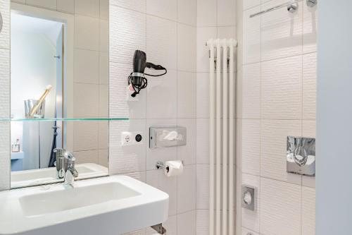 Garner Hotel Berlin Gendarmenmarkt — Bathroom