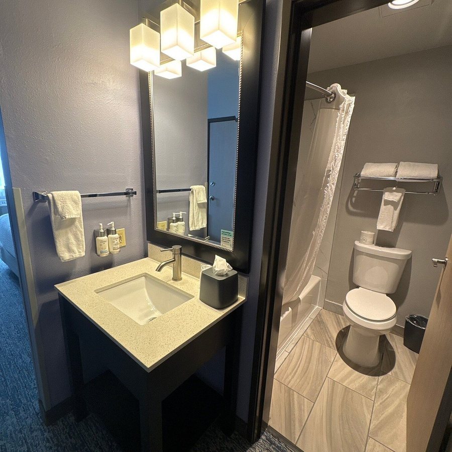 Garner Hotel Gillette South — Bathroom