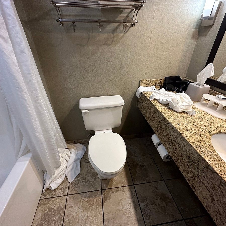 Garner Hotel Topeka West By IHG — Bathroom
