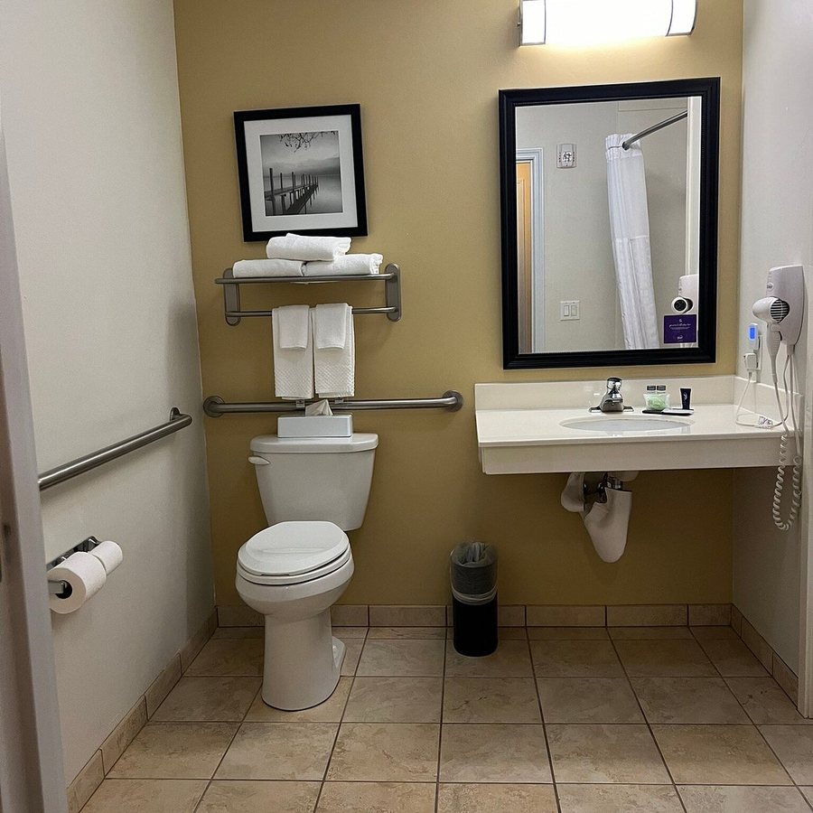 Garner Hotel Tyler Southwest by IHG — Bathroom