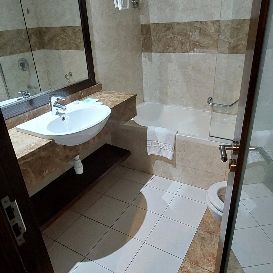 Gateway Hotel — Bathroom