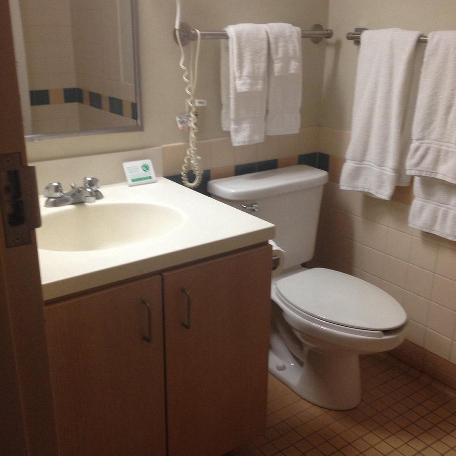 Gateway Inn Suites — Bathroom