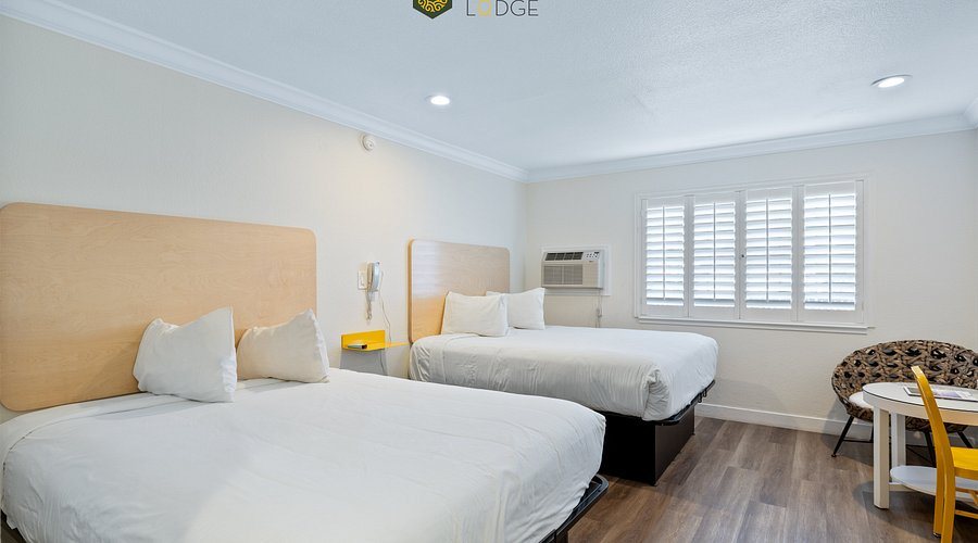 Gateway Lodge — Guest room