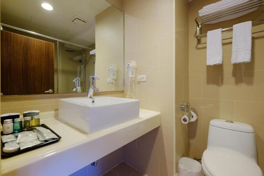 Gateway Park Hotel Suites — Bathroom