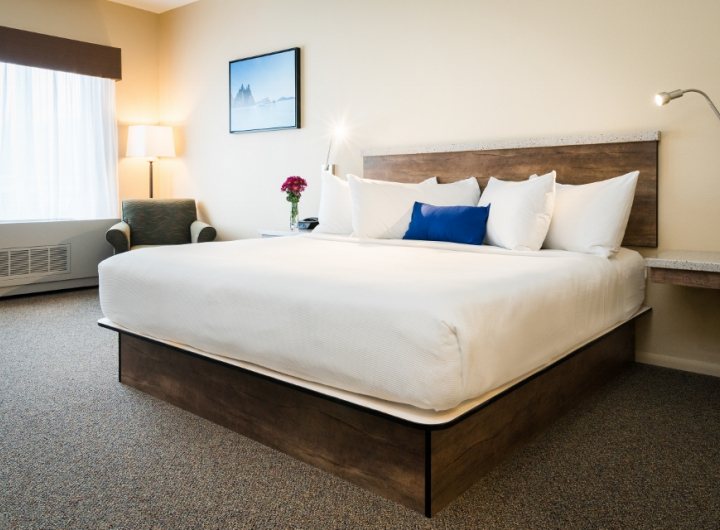 Gateway Park Hotel Suites — Guest room