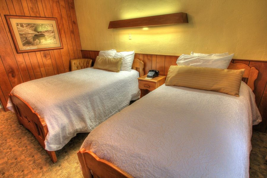 Gatlinburg Mountain Inn — Guest room