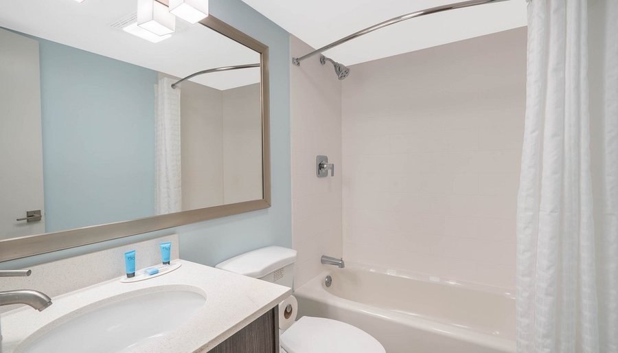 Gatlinburg River Inn — Bathroom