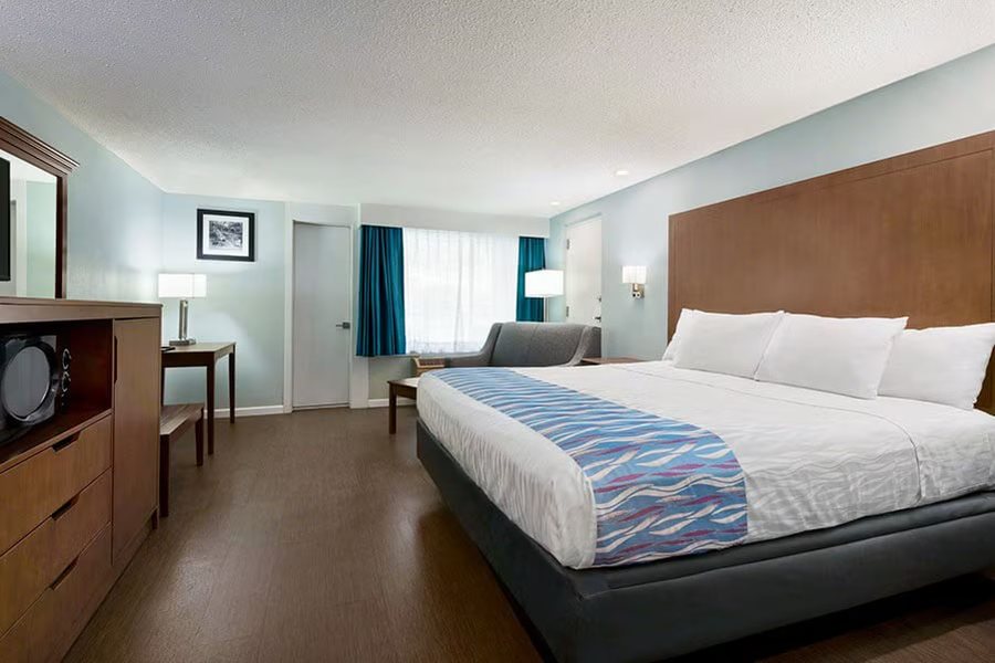 Gatlinburg River Inn — Guest room