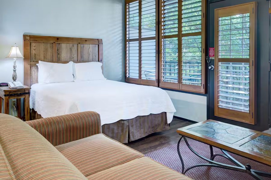 Gatlinburg Town Square — Guest room