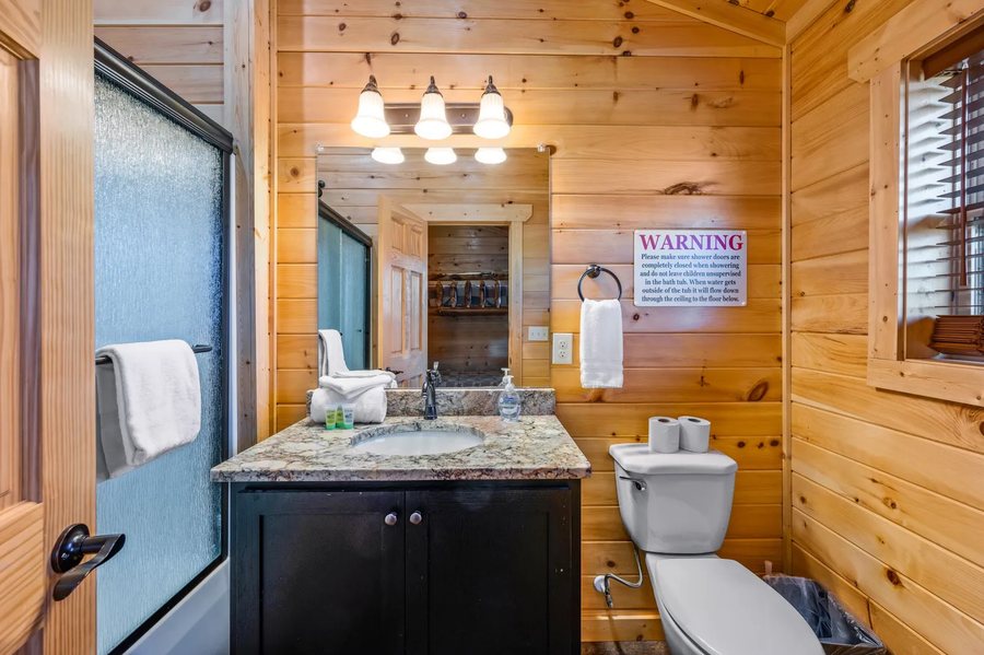 Gatlinburg View Lodge — Bathroom