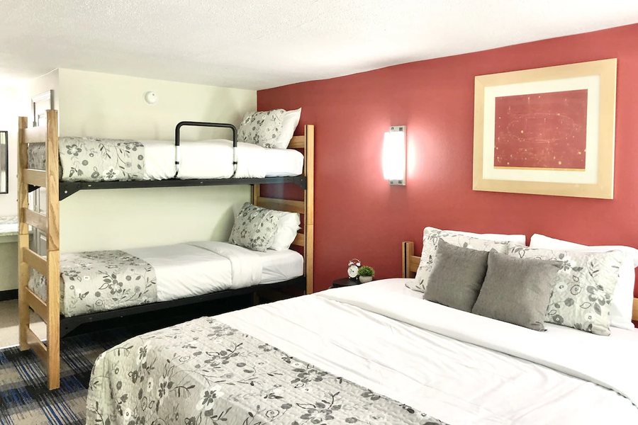 Gatlinburg View Lodge — Guest room