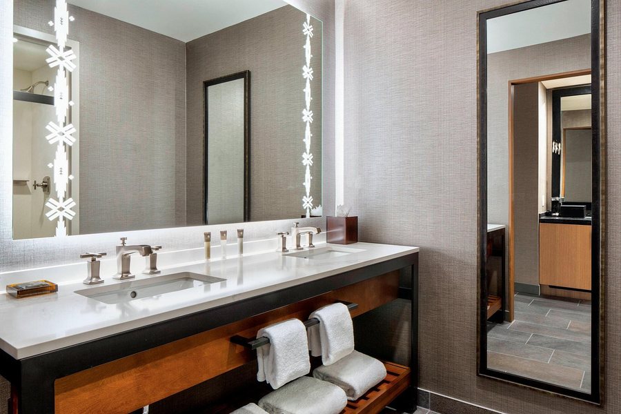 Gaylord Rockies Resort Convention Center — Bathroom