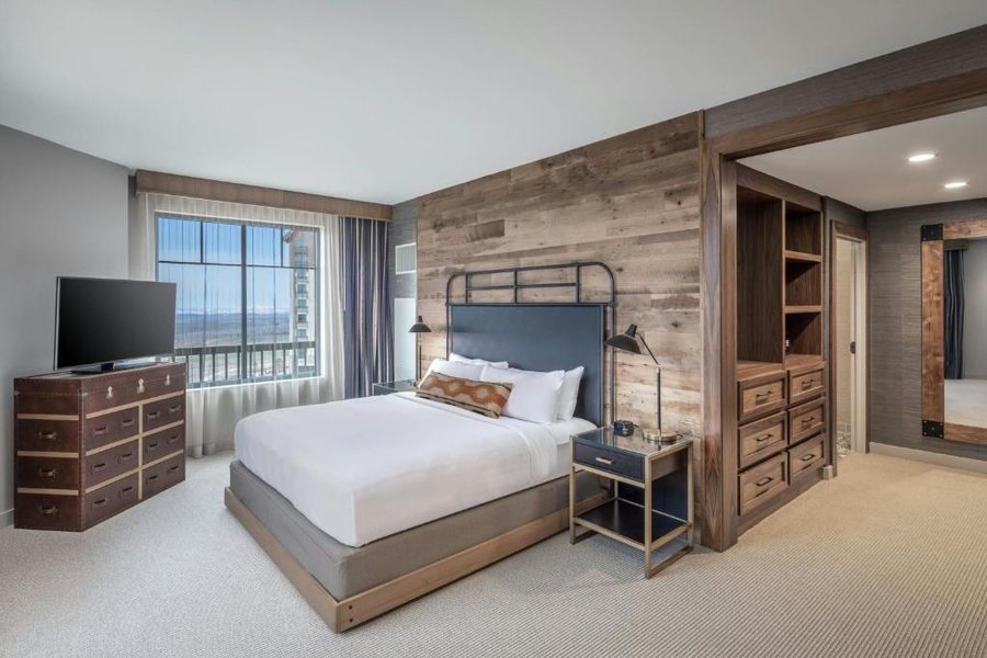 Gaylord Rockies Resort Convention Center — Guest room