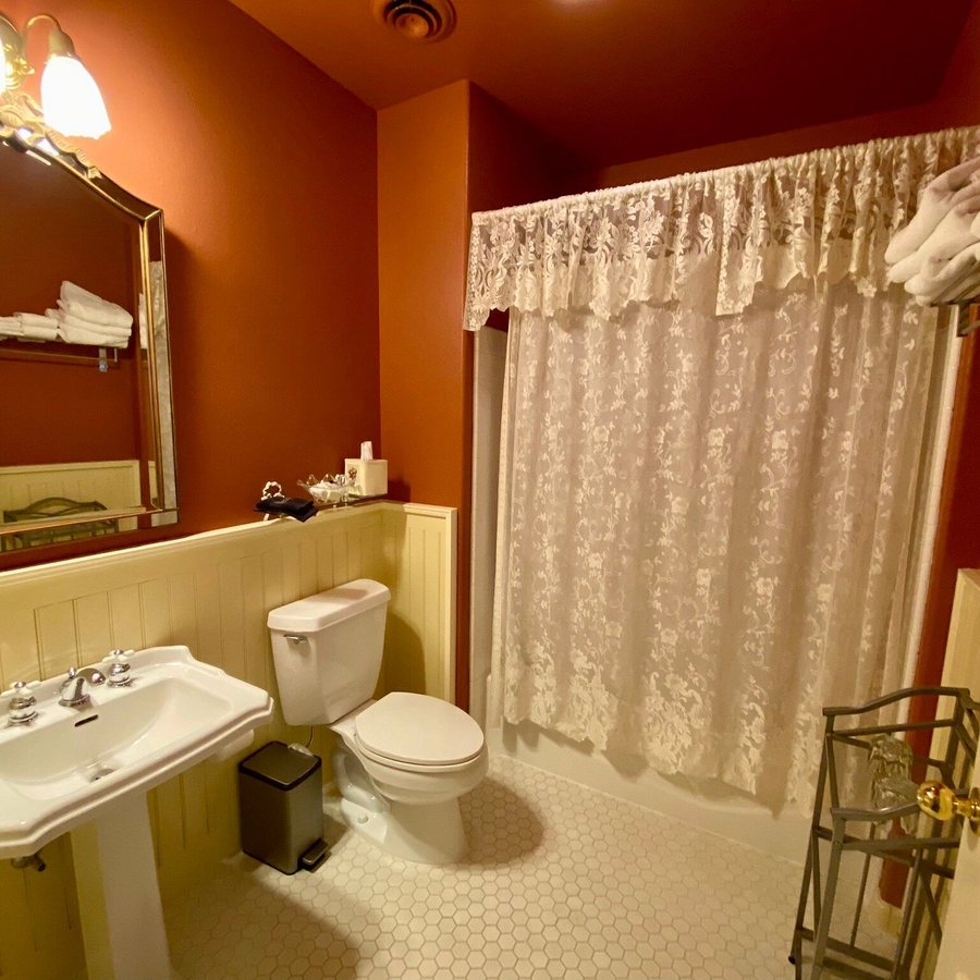 Geiser Grand Hotel — Bathroom