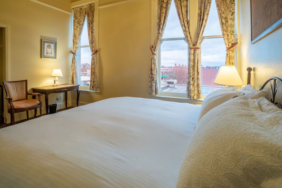 Geiser Grand Hotel — Guest room