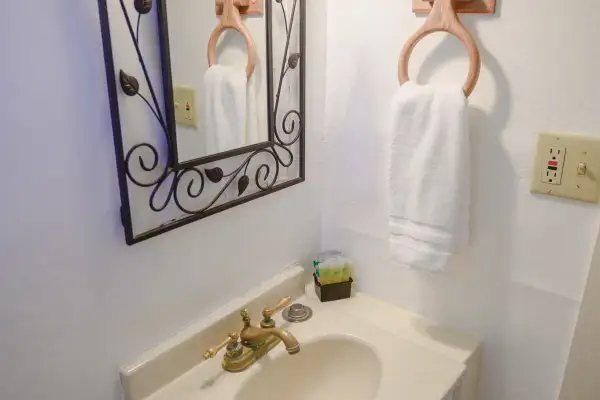 Gena s Sierra Inn And Restaurant — Bathroom