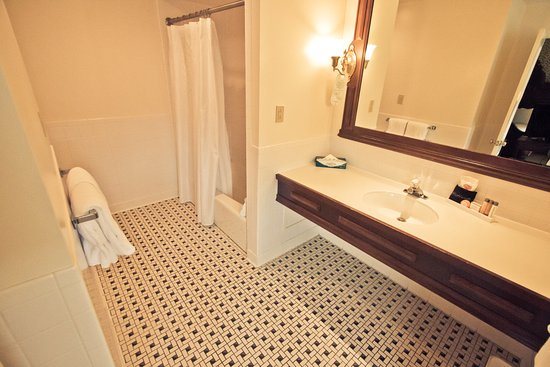 General Palmer Hotel — Bathroom