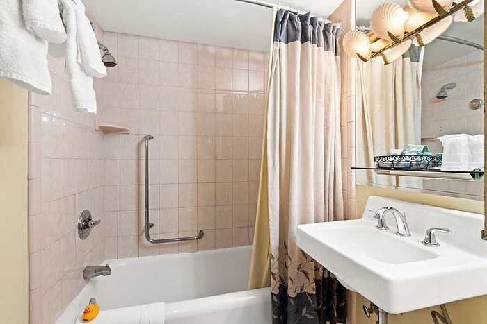 Genetti Hotel SureStay Collection By Best Western — Bathroom