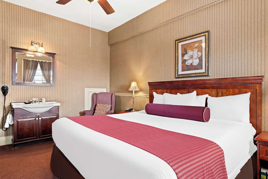Genetti Hotel SureStay Collection By Best Western — Guest room