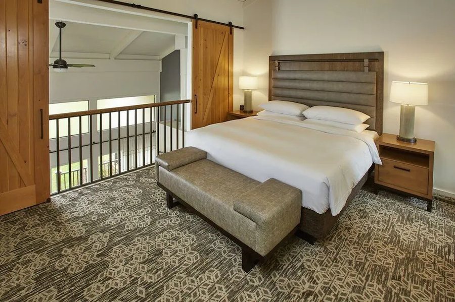 Geneva on the Lake Resort Hotel — Guest room