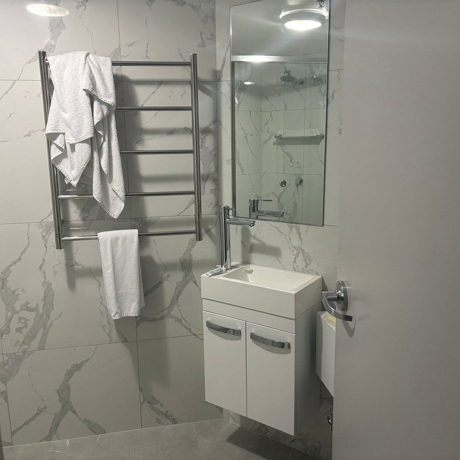 George Hotel Brisbane — Bathroom