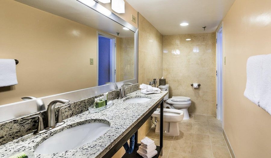 Georgetown Inn — Bathroom