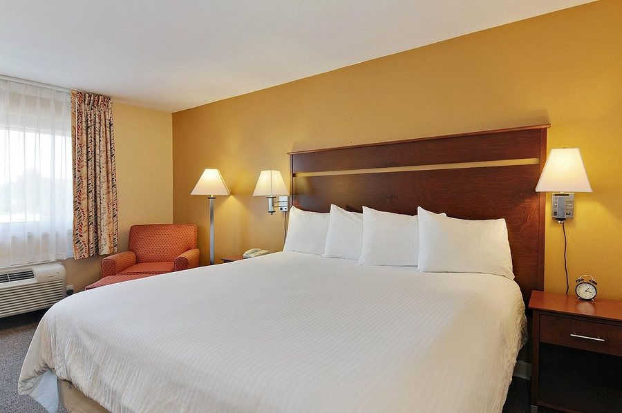 Georgetown Inn — Guest room