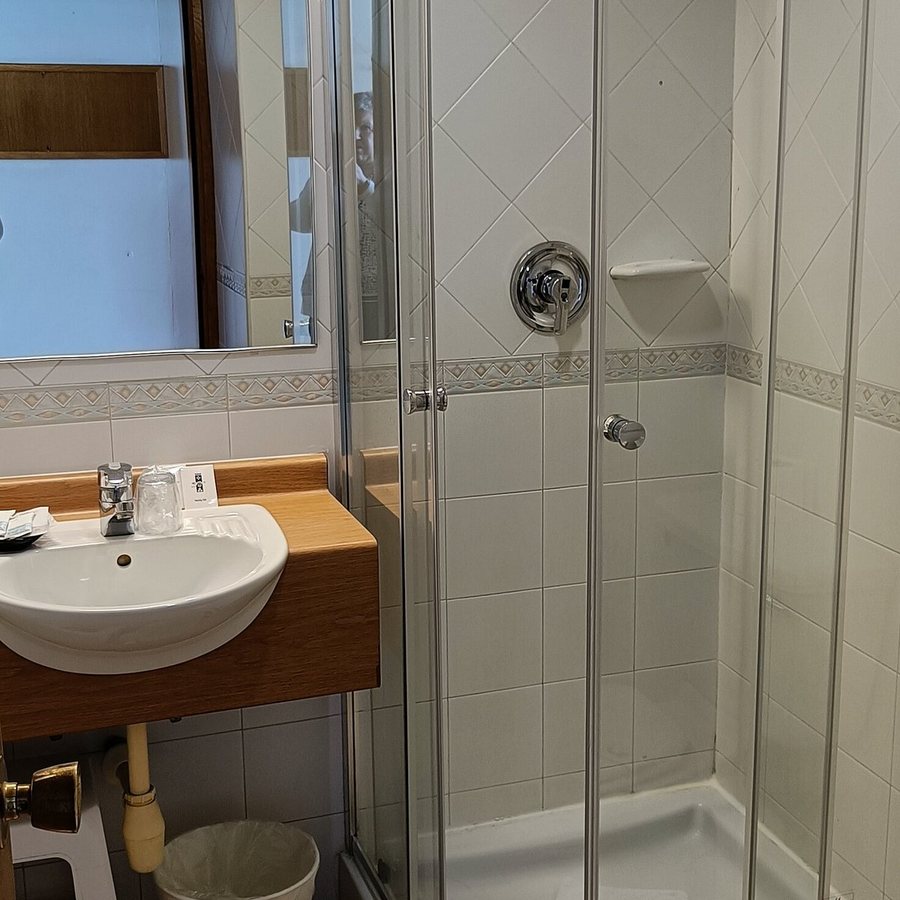 Gerrys Motel — Bathroom