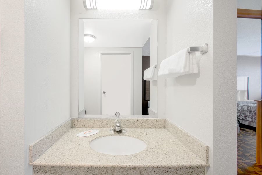 Gettysburg Inn Suites — Bathroom
