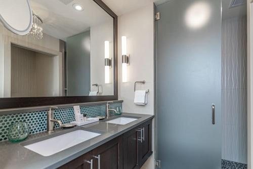 Ghost Light Inn — Bathroom